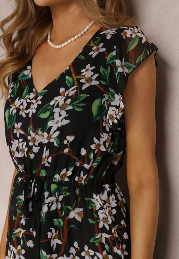 Renee - Czarna Sukienka Vimmy. Kolor: czarny. Materiał: tkanina, wiskoza, jeans, materiał. Długość rękawa: krótki rękaw. Wzór: aplikacja, kwiaty. Styl: klasyczny. Długość: midi