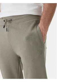 Guess Spodnie dresowe Z2YB22 KAIJ1 Zielony Regular Fit. Kolor: zielony. Materiał: bawełna #5