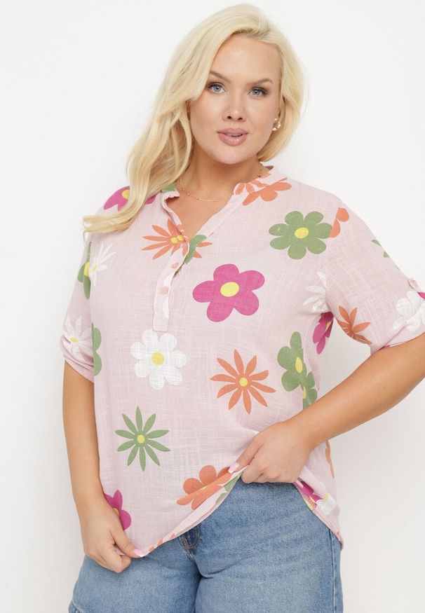 Born2be - Różowa Koszula z Lnu i Bawełny w Kwiaty z Krótkim Rękawem Ambubia. Okazja: na co dzień. Typ kołnierza: dekolt w kształcie V. Kolekcja: plus size. Kolor: różowy. Długość: krótkie. Wzór: kwiaty. Materiał: len, bawełna. Długość rękawa: krótki rękaw. Sezon: lato. Styl: casual