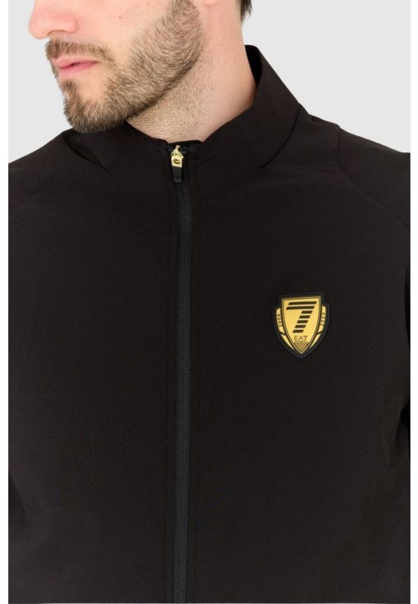 EA7 Emporio Armani - EA7 Czarny męski dres, Rozmiar XXL. Kolor: czarny. Materiał: dresówka. Wzór: aplikacja