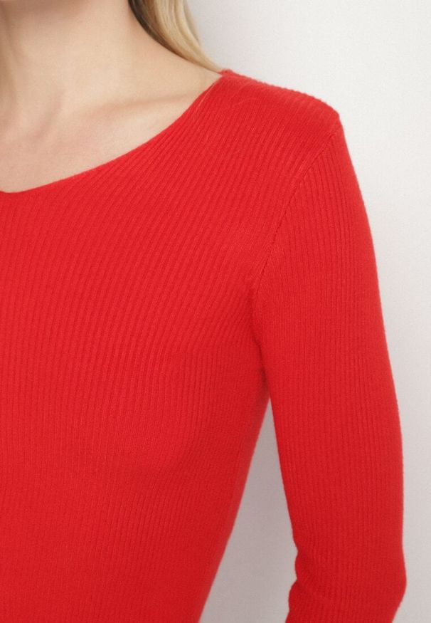 Born2be - Czerwony Dopasowany Sweter z Prążkowanej Dzianiny z Bawełną z Dekoltem w Serek Tesma. Okazja: na co dzień. Typ kołnierza: dekolt w serek. Kolor: czerwony. Materiał: prążkowany, dzianina, bawełna. Długość rękawa: długi rękaw. Długość: długie. Styl: casual, elegancki