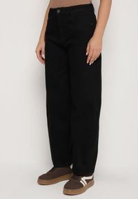 Born2be - Czarne Jeansy o Kroju Slouchy z Regularnym Stanem Fesinasa. Okazja: na co dzień. Kolor: czarny. Wzór: ze splotem. Styl: klasyczny, casual