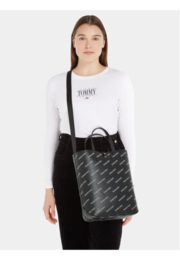 Tommy Jeans Torebka Tjw Must Tote Aov Print AW0AW15646 Czarny. Kolor: czarny. Wzór: nadruk. Materiał: skórzane