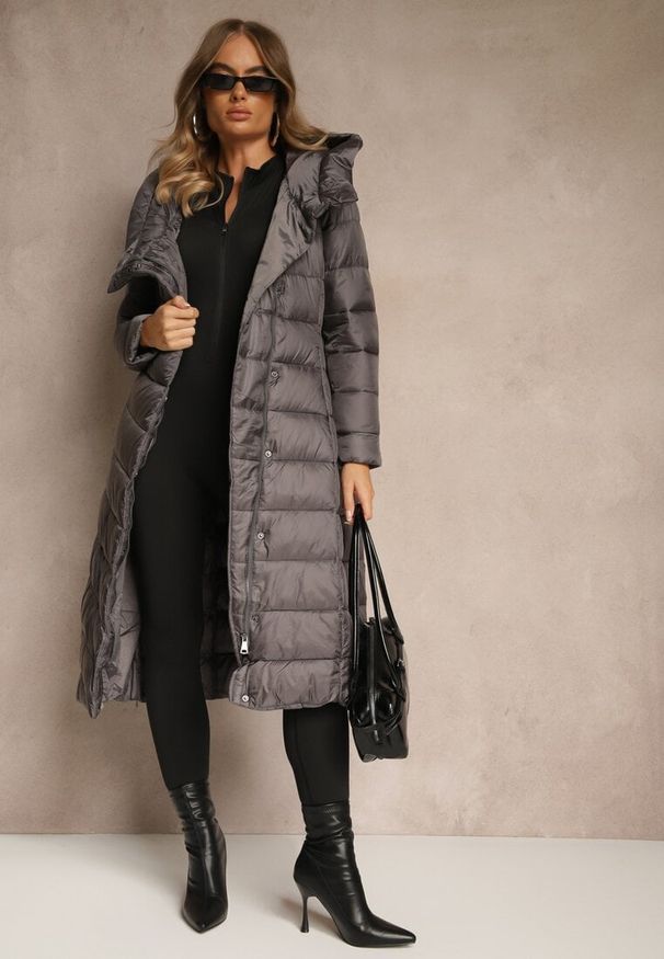 Renee - Szara Długa Kurtka Płaszcz z Pikowaniem i Kapturem Tittonna. Kolor: szary. Materiał: tkanina. Długość: długie. Wzór: jednolity. Sezon: zima, jesień