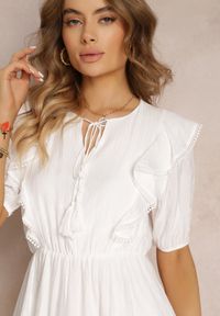 Renee - Biała Sukienka Mini z Gumką w Pasie i Falbankami Makenza. Typ kołnierza: kołnierz z falbankami. Kolor: biały. Długość rękawa: krótki rękaw. Sezon: lato, wiosna. Długość: mini