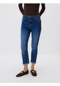 Reserved - Jeansy boyfriend slim - granatowy. Kolor: niebieski