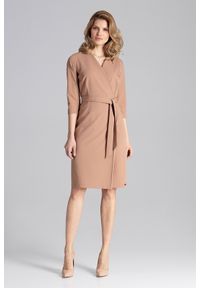 Figl - Elegancka sukienka z kopertowym dekoltem i wiązaniem brązowa. Okazja: do pracy, na spotkanie biznesowe. Kolor: brązowy. Typ sukienki: kopertowe. Styl: elegancki #3