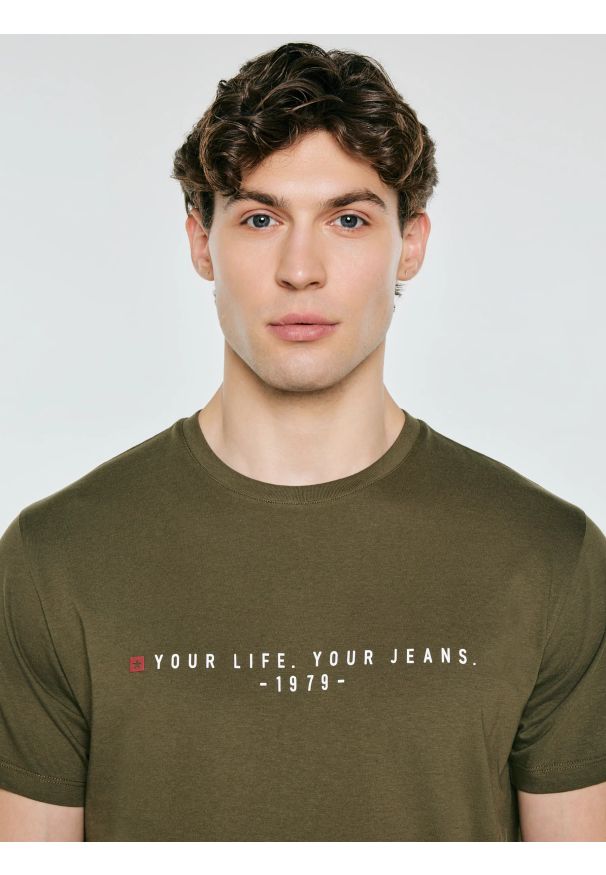 Big-Star - Koszulka męska z nadrukiem khaki Oliver 303. Okazja: na co dzień. Kolor: zielony. Materiał: dzianina. Wzór: nadruk. Styl: militarny, sportowy, klasyczny, casual