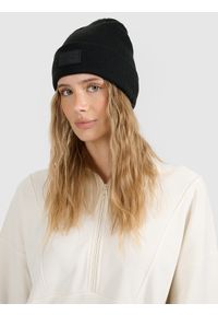 4f - 4F Czapka beanie uniseks - czarna Uniwersalny. Kolor: czarny. Materiał: syntetyk, materiał. Sezon: zima. Styl: casual, sportowy, klasyczny #1