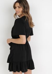 Born2be - Czarna Sukienka Pereira. Typ kołnierza: dekolt w serek. Kolor: czarny. Materiał: tkanina, materiał. Wzór: gładki, aplikacja. Typ sukienki: kopertowe. Długość: mini #6