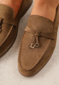 Renee - Zielone Mokasyny VICES Casualowe ze Skórzaną Wkładką i Metalowymi Ozdobami Dinsmore. Okazja: na co dzień. Nosek buta: okrągły. Kolor: beżowy. Materiał: skóra. Wzór: aplikacja. Obcas: na obcasie. Styl: casual. Wysokość obcasa: niski #5