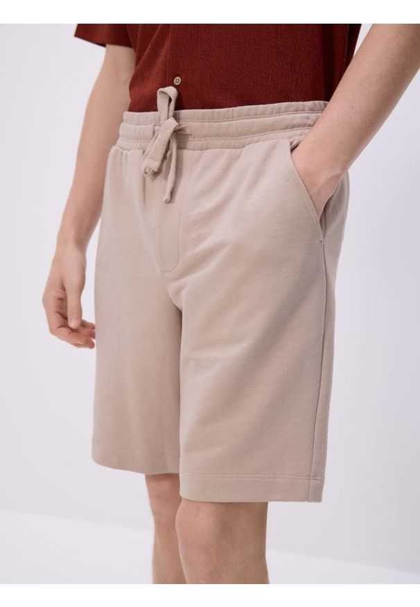 Reserved - Dresowe szorty regular fit - beżowy. Kolor: beżowy. Materiał: dresówka