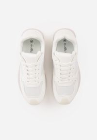 Born2be - Białe Casualowe Sneakersy z Ozdobnymi Przeszyciami Chlylee. Okazja: na co dzień. Kolor: biały. Materiał: jeans. Sport: fitness, turystyka piesza #9