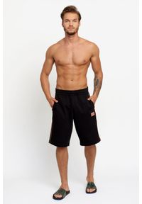 EA7 Emporio Armani - EA7 Czarne męskie szorty bawełniane z pomarańczowymi lampasami, Rozmiar S. Kolor: czarny. Materiał: bawełna. Wzór: aplikacja, nadruk