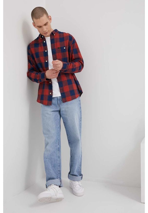 Lee koszula z domieszką lnu męska kolor czerwony relaxed z kołnierzykiem button-down. Typ kołnierza: button down. Kolor: czerwony. Materiał: len. Długość rękawa: długi rękaw. Długość: długie