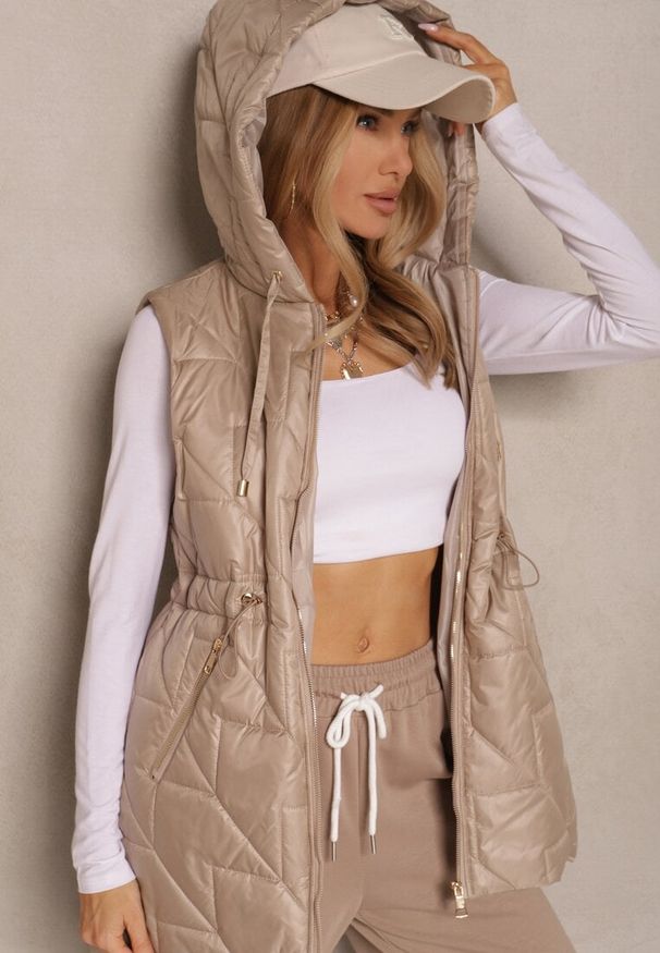 Renee - Beżowa Kamizelka z Lekkim Pikowaniem i Kapturem Nieodpinanym Lisarivia. Okazja: na co dzień. Kolor: beżowy. Materiał: jeans. Styl: klasyczny, casual, elegancki