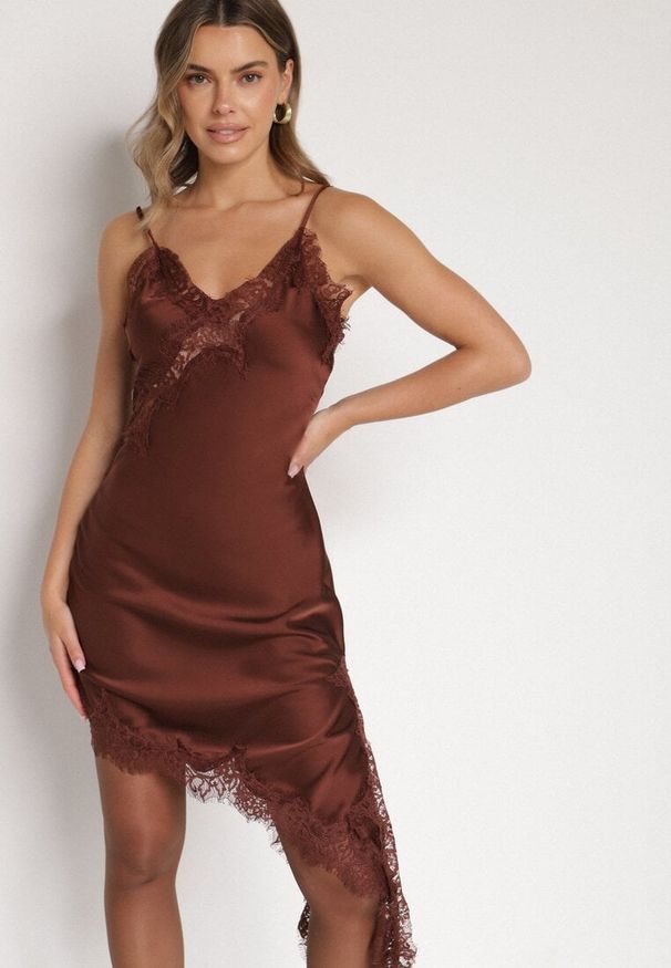 Born2be - Brązowa Asymetryczna Sukienka z Satyny Ozdobiona Koronką Monivea. Okazja: na co dzień. Kolor: brązowy. Materiał: satyna, koronka. Długość rękawa: na ramiączkach. Wzór: aplikacja, koronka. Typ sukienki: asymetryczne. Styl: casual, klasyczny