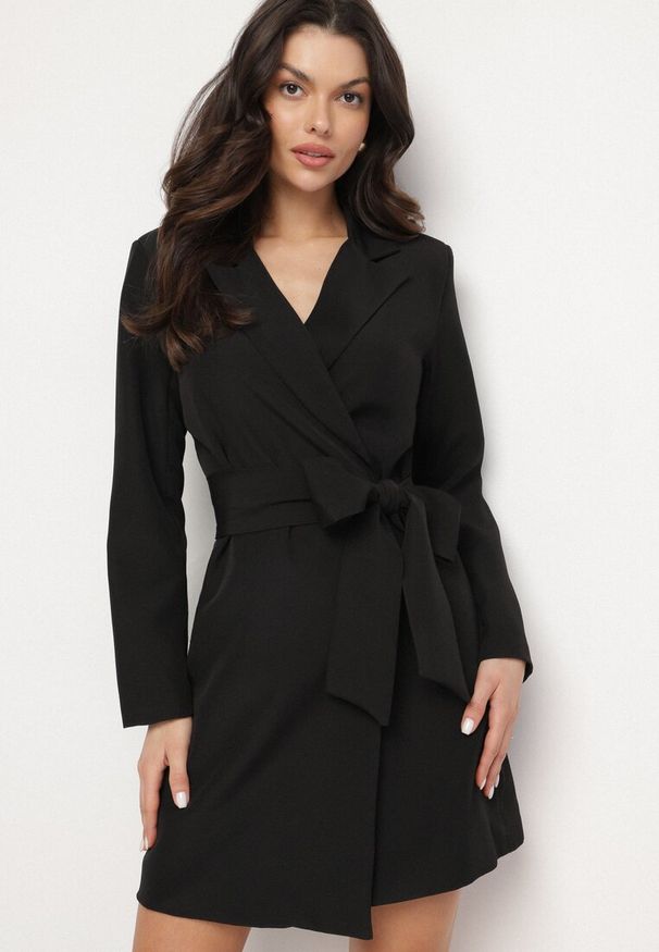 Born2be - Czarna Sukienka w Stylu Marynarki z Paskiem i Usztywnionymi Ramionami Etinella. Okazja: na co dzień, na spotkanie biznesowe. Kolor: czarny. Materiał: jeans. Długość rękawa: długi rękaw. Długość: długie. Styl: klasyczny, elegancki, biznesowy, casual