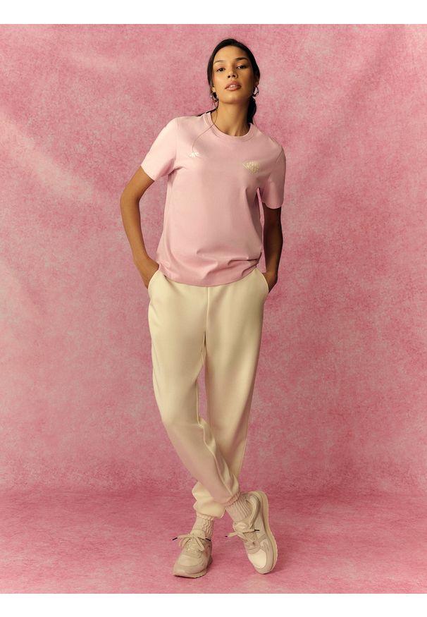 4f - 4F Spodnie dresowe joggery damskie - kremowe M. Stan: podwyższony. Kolor: beżowy. Materiał: dresówka