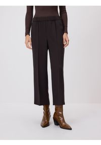Reserved - Spodnie z kantem - ciemnobrązowy. Kolor: brązowy. Materiał: wiskoza, tkanina