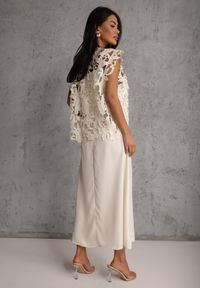 Renee - Jasnobeżowa Bawełniano-Wiskozowa Sukienka Slip Dress z Ozdobną Narzutką Sagossia. Okazja: na co dzień. Kolor: beżowy. Materiał: wiskoza, bawełna. Długość rękawa: na ramiączkach. Wzór: aplikacja. Styl: casual #6