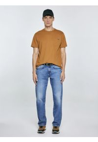 Big-Star - Koszulka męska z kieszonką brązowa Carbon 802. Okazja: na co dzień. Kolor: brązowy. Materiał: jeans, bawełna, dzianina. Wzór: aplikacja. Styl: klasyczny, casual #4