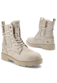 Beżowe Trzewiki Mustang Ocieplane Obuwie Damskie. Okazja: na co dzień. Zapięcie: sznurówki. Kolor: beżowy. Materiał: materiał, syntetyk. Szerokość cholewki: normalna. Wzór: aplikacja. Sezon: zima, jesień. Styl: casual, klasyczny #5