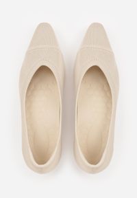 Born2be - Beżowe Dzianinowe Czółenka VICES na Niskim Słupku z Miękkim Zapiętkiem i Wkładką Soft-Step Kaleana. Okazja: na spotkanie biznesowe, na co dzień. Kolor: beżowy. Materiał: dzianina. Obcas: na słupku. Styl: elegancki, biznesowy, klasyczny, casual #6