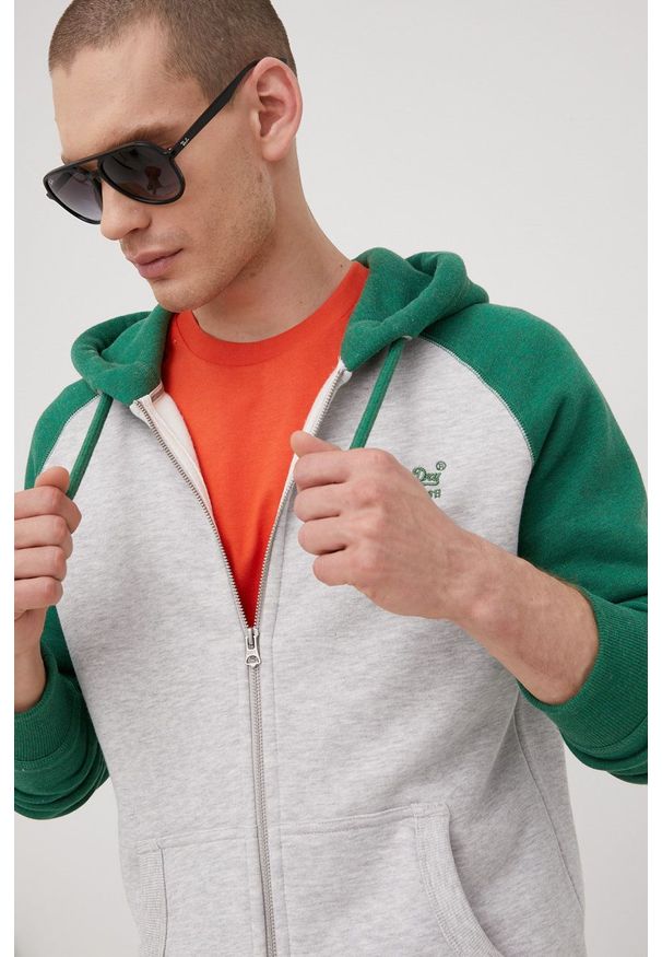 Superdry bluza męska kolor szary z kapturem z aplikacją. Okazja: na co dzień. Typ kołnierza: kaptur. Kolor: szary. Materiał: materiał, bawełna. Długość rękawa: raglanowy rękaw. Wzór: aplikacja. Styl: casual