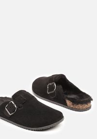Renee - Czarne Kapcie Typu Chodaki na Podeszwie z Korka Ozdobione Klamrą Alanelle. Okazja: na co dzień. Zapięcie: klamry. Kolor: czarny. Materiał: jeans. Wzór: aplikacja. Styl: casual #4