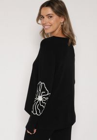 Born2be - Czarny Sweter Ozdobiony Haftowanymi Kwiatami Halatusea. Okazja: na co dzień. Kolor: czarny. Materiał: jeans. Wzór: kwiaty, aplikacja, haft. Styl: klasyczny, casual #7