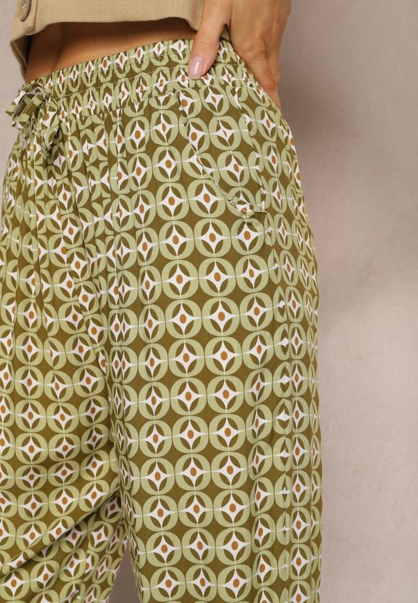 Renee - Ciemnozielone Spodnie z Wiskozy w Fantazyjny Print Innozentia. Kolor: zielony. Materiał: wiskoza. Wzór: nadruk. Sezon: lato