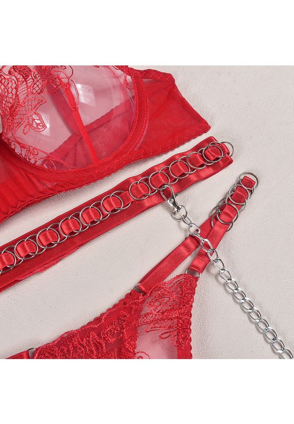 Intica - Zestaw bielizny z haftem i łańcuszkami na specjalne okazje August. Kolor: czerwony. Materiał: materiał. Wzór: haft