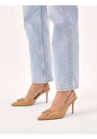 Kazar - Skórzane czółenka z odkrytą piętą. Kolor: beżowy. Materiał: skóra. Szerokość cholewki: normalna. Wzór: aplikacja. Styl: elegancki #5