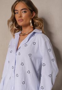 Renee - Niebiesko-Granatowa Koszula Oversize w Prążki Zdobiona Haftem w Serca Nitavela. Okazja: na co dzień. Kolor: niebieski. Materiał: jeans. Długość rękawa: długi rękaw. Długość: długie. Wzór: aplikacja, prążki, haft. Styl: elegancki, casual #3