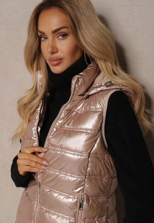 Renee - Różowa Pikowana Kamizelka z Odpinanym Kapturem Zinnailia. Okazja: na co dzień. Kolor: różowy. Materiał: jeans. Styl: elegancki, casual