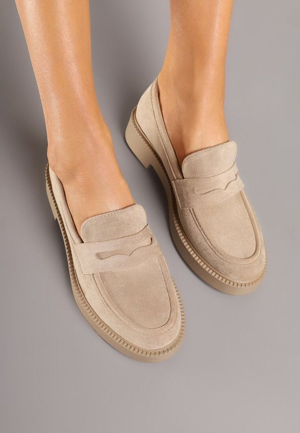 Born2be - Ciemnobeżowe Mokasyny z Ozdobnym Paskiem Felzivia. Okazja: na co dzień. Zapięcie: pasek. Kolor: beżowy. Sezon: wiosna, jesień. Styl: casual, elegancki