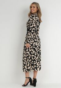 Born2be - Czarna Sukienka Koszulowa w Cętki z Paskiem Kalandra. Okazja: na spotkanie biznesowe. Typ kołnierza: dekolt w kształcie V. Kolor: czarny. Materiał: wiskoza, materiał. Długość rękawa: długi rękaw. Typ sukienki: koszulowe. Styl: biznesowy #3