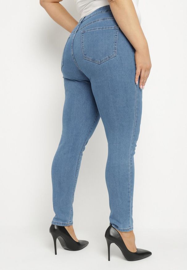Born2be - Niebieskie Klasyczne Jeansy o Kroju Slim Regular Nalasin. Okazja: na co dzień. Kolor: niebieski. Styl: klasyczny