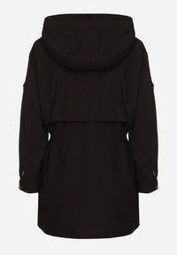 Born2be - Czarna Kurtka Parka z Nieodpinanym Kapturem i Troczkiem w Pasie Mevarie. Kolor: czarny. Materiał: tkanina