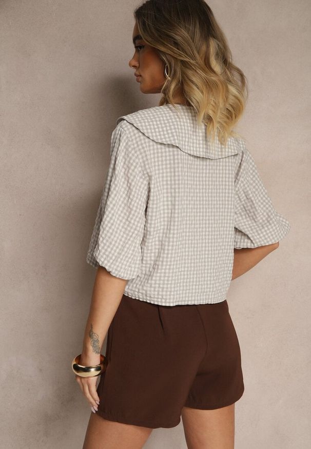 Renee - Beżowa Bluzka z Wiskozą Ozdobiona Wiązaniem i Kratą Dellanis. Okazja: na co dzień, na spotkanie biznesowe, do pracy. Kolor: beżowy. Materiał: wiskoza. Wzór: aplikacja. Styl: biznesowy, casual, elegancki, klasyczny