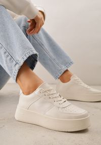 Born2be - Beżowe Sneakersy na Platfromie z Bieżnikiem i Perforacją Artie. Kolor: beżowy. Materiał: skóra. Sezon: wiosna, jesień. Obcas: na platformie #1