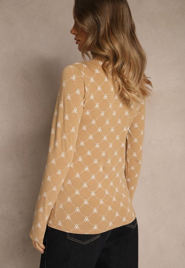 Renee - Beżowa Bluzka Longsleeve Półgolf z Bawełny Ozdobiona Geometrycznym Nadrukiem Zantila. Okazja: na co dzień. Kolor: beżowy. Materiał: bawełna. Długość rękawa: długi rękaw. Wzór: geometria, aplikacja, nadruk. Styl: casual, elegancki