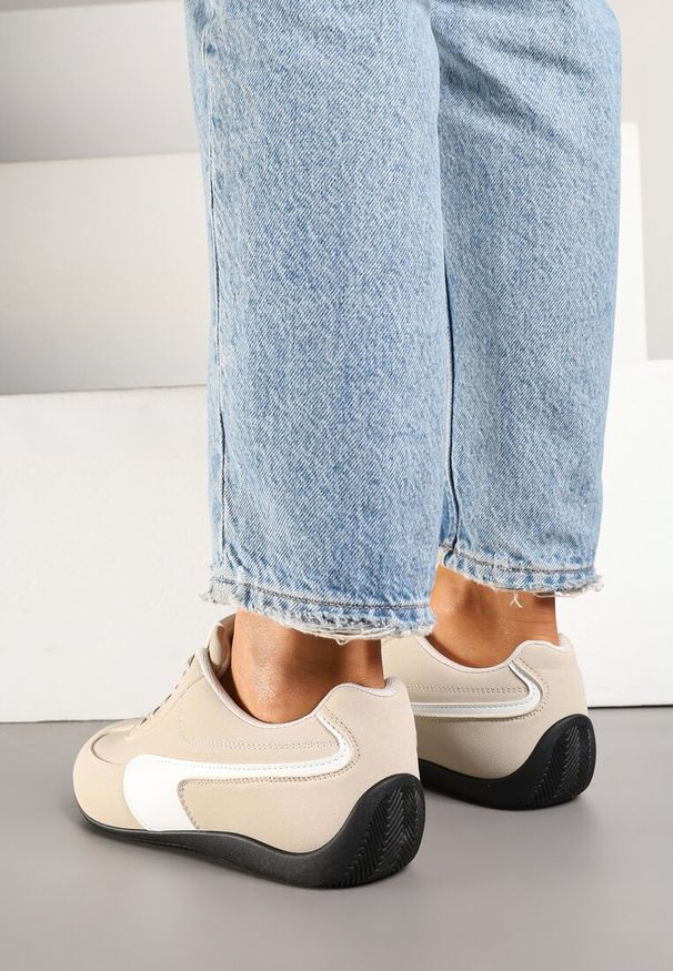 Renee - Beżowe Sneakersy Typu Klasyczne Tenisówki Zelritia. Okazja: na co dzień, na spotkanie biznesowe. Kolor: beżowy. Materiał: jeans. Szerokość cholewki: normalna. Wzór: aplikacja