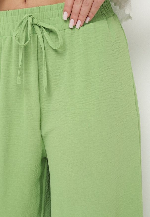 Born2be - Jasnozielone Szerokie Spodnie Typu Palazzo z Wiązaniem Ulialitia. Okazja: na co dzień. Stan: podwyższony. Kolor: zielony. Styl: casual, elegancki