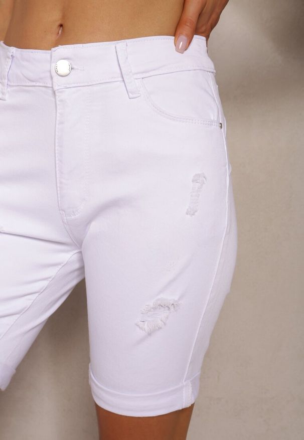 Renee - Białe Jeansowe Szorty Push-Up z Przetarciami High Waist Namsalin. Stan: podwyższony. Kolor: biały. Materiał: jeans. Styl: elegancki