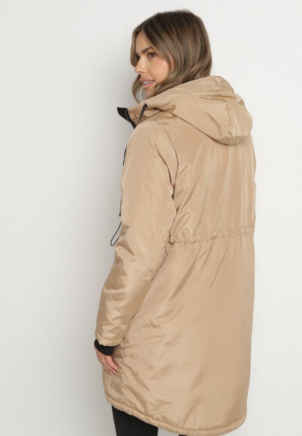 Born2be - Ciemnobeżowa Klasyczna Kurtka Parka z Futrzaną Wyściółką Olenevia. Okazja: na co dzień. Kolor: beżowy. Materiał: futro. Styl: klasyczny