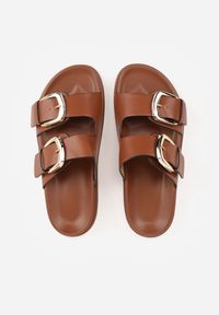 Born2be - Brązowe Klapki Ozdobione Dwoma Paskami i Klamrami Jilryna. Okazja: na spacer, na co dzień. Kolor: brązowy. Materiał: jeans. Wzór: aplikacja. Sezon: lato. Styl: casual, klasyczny #9