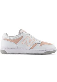 Buty dziecięce New Balance GSB480VP – białe. Okazja: na uczelnię, na co dzień. Kolor: biały. Materiał: skóra. Szerokość cholewki: normalna. Sport: turystyka piesza