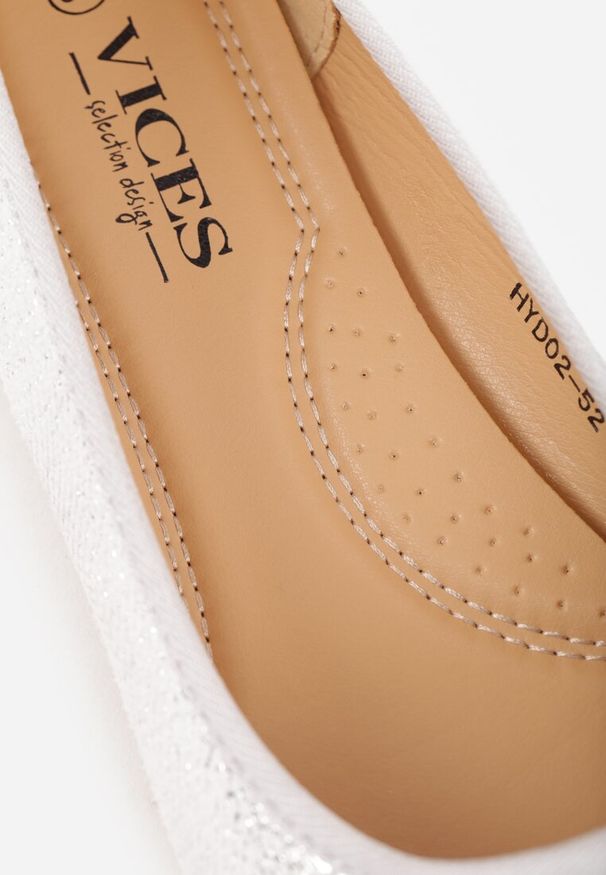 Renee - Srebrne Balerinki Vices z Ozdobną Kokardą i Tłoczeniem Typu Skóra Węża Tultewia. Okazja: na co dzień. Kolor: srebrny. Materiał: skóra. Obcas: na obcasie. Styl: casual, elegancki. Wysokość obcasa: niski